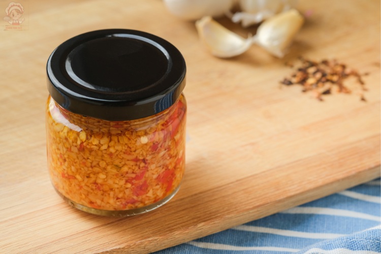 What are the ingredients in chili garlic oil