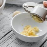 How to use a garlic press step by step in the kitchen